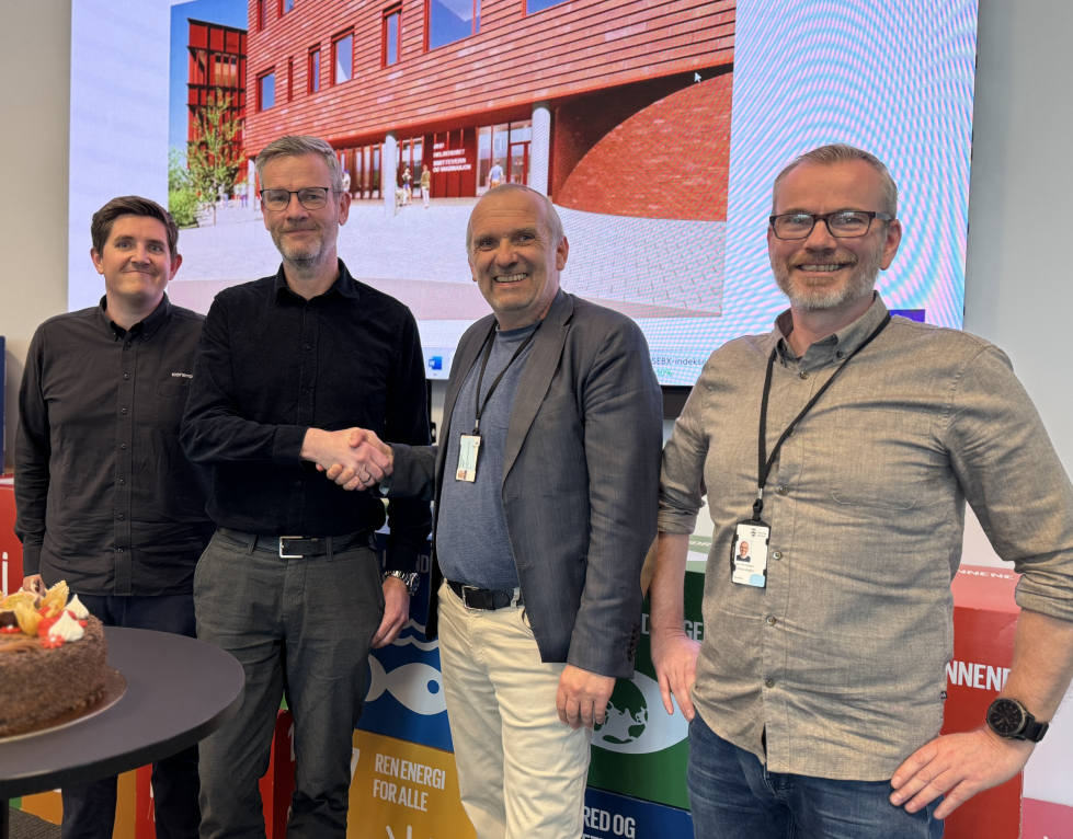 Et lite pennestrøk for lederne, et stort steg for ny legevakt: Fra venstre: Ronny Blankenberg, distriktssjef i Consto, Erlend Danielsen, konserndirektør i Consto, Leidulf Skjørestad, direktør i Stavanger kommune og Bjørn Kåre Ellingsen, seksjonssjef for Utbygging i Stavanger kommune. Fire herrer smiler til kamera etter kontraktinngåelsen. Det skimtes en kake.