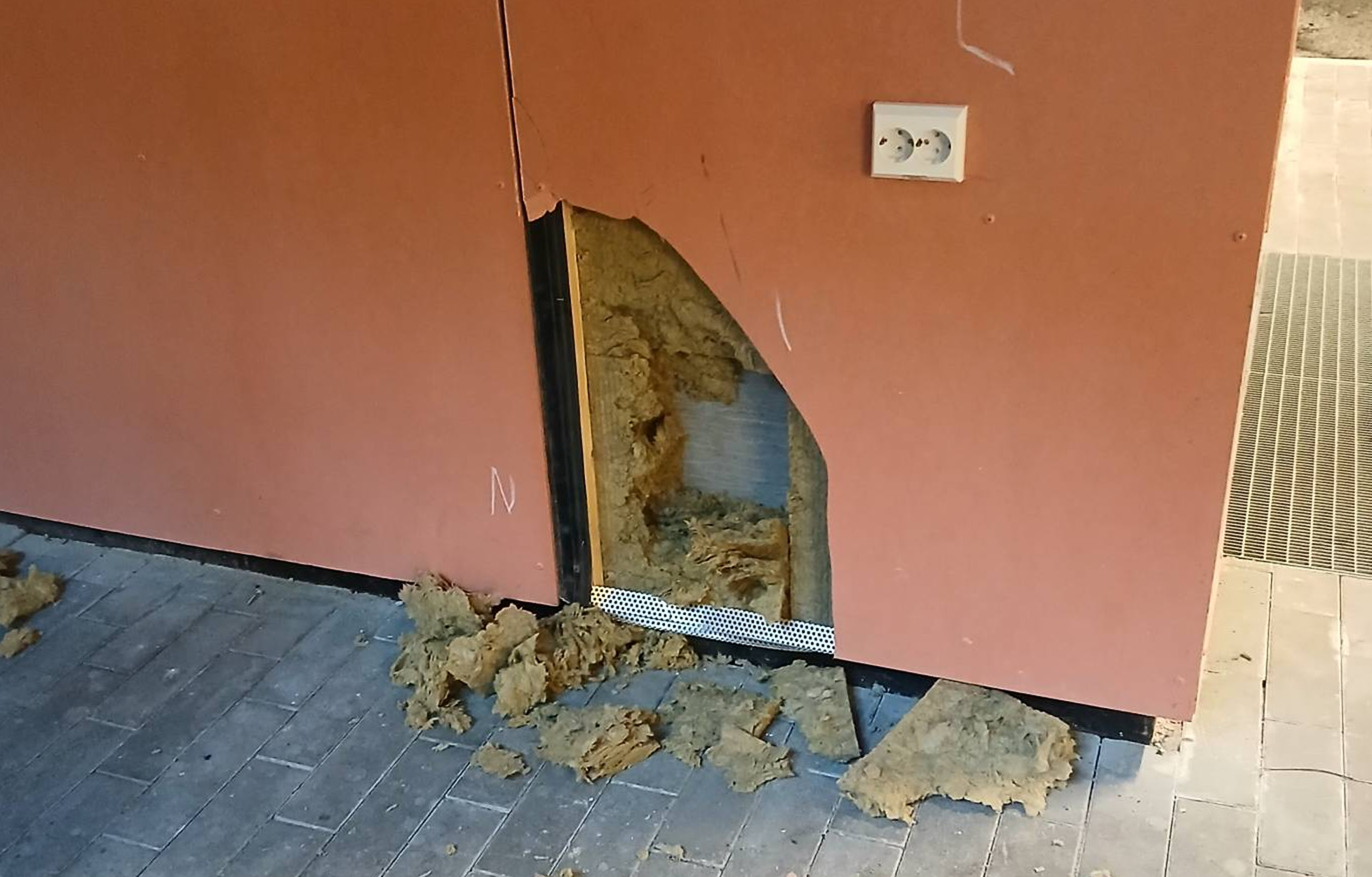 Tagging og knuste veggplater i parkeringskjelleren i Lervigkvartalet.