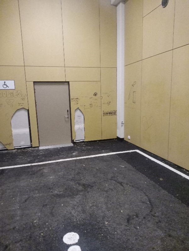 Noen av veggplatene er ødelagt