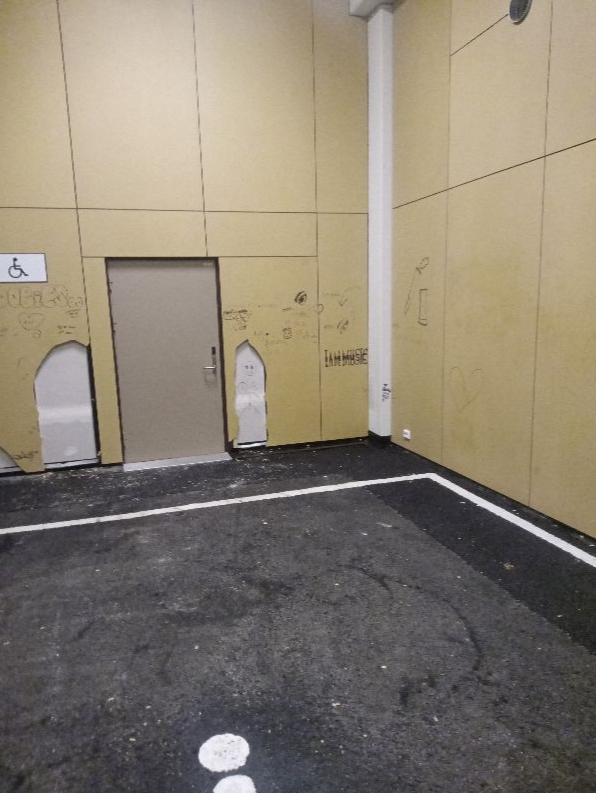 Noen av veggplatene er ødelagt