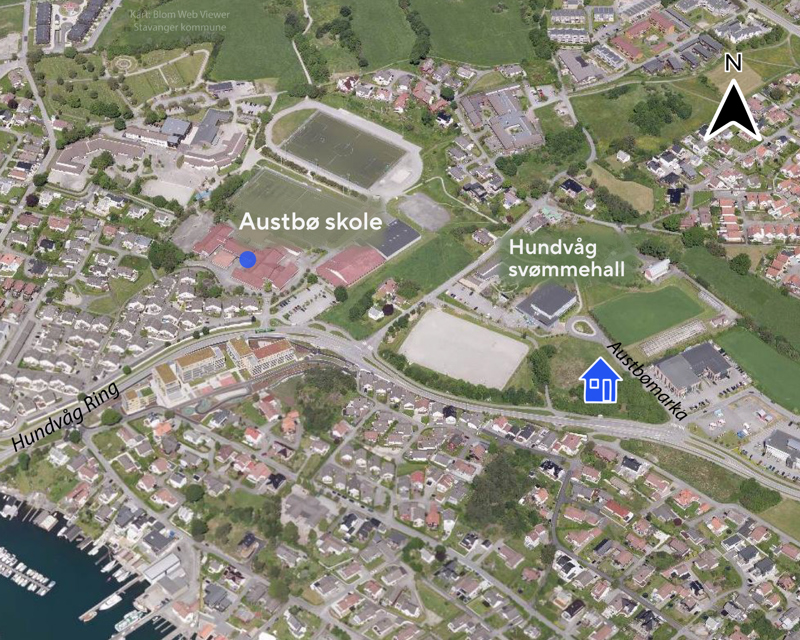 Kart som viser tomtens plassering i nærmiljøet, med et et lite blått hus-symbol.