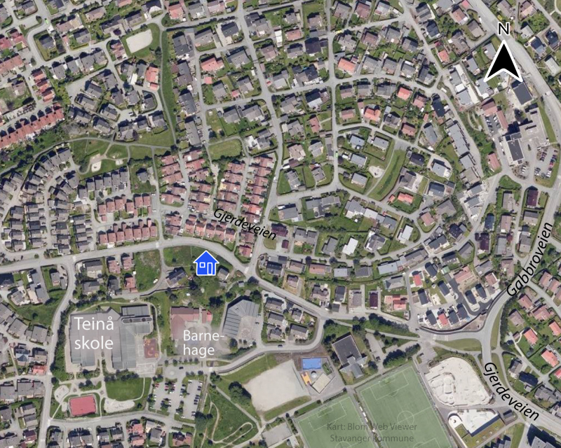 Kart som viser tomtens plassering i nærmiljøet, med et et lite blått hus-symbol.