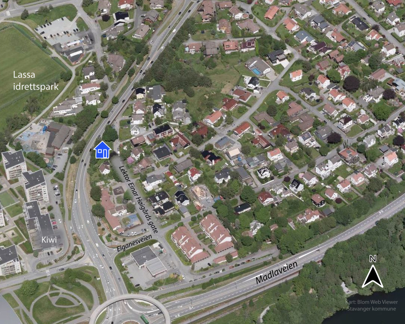 Kart som viser tomtens plassering i nærmiljøet, med et et lite blått hus-symbol.