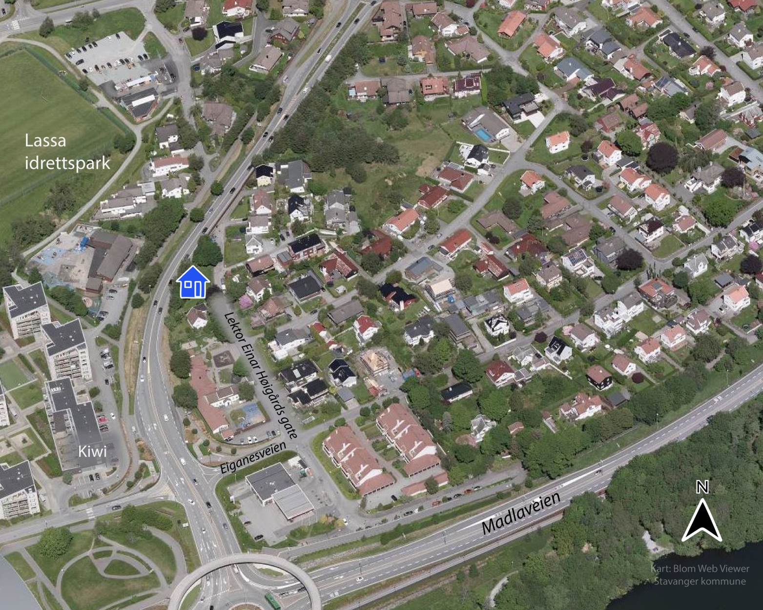 Kart som viser tomtens plassering i nærmiljøet, med et et lite blått hus-symbol.