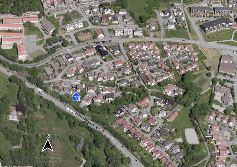 Kart som viser tomtens plassering i nærmiljøet, med et et lite blått hus-symbol.