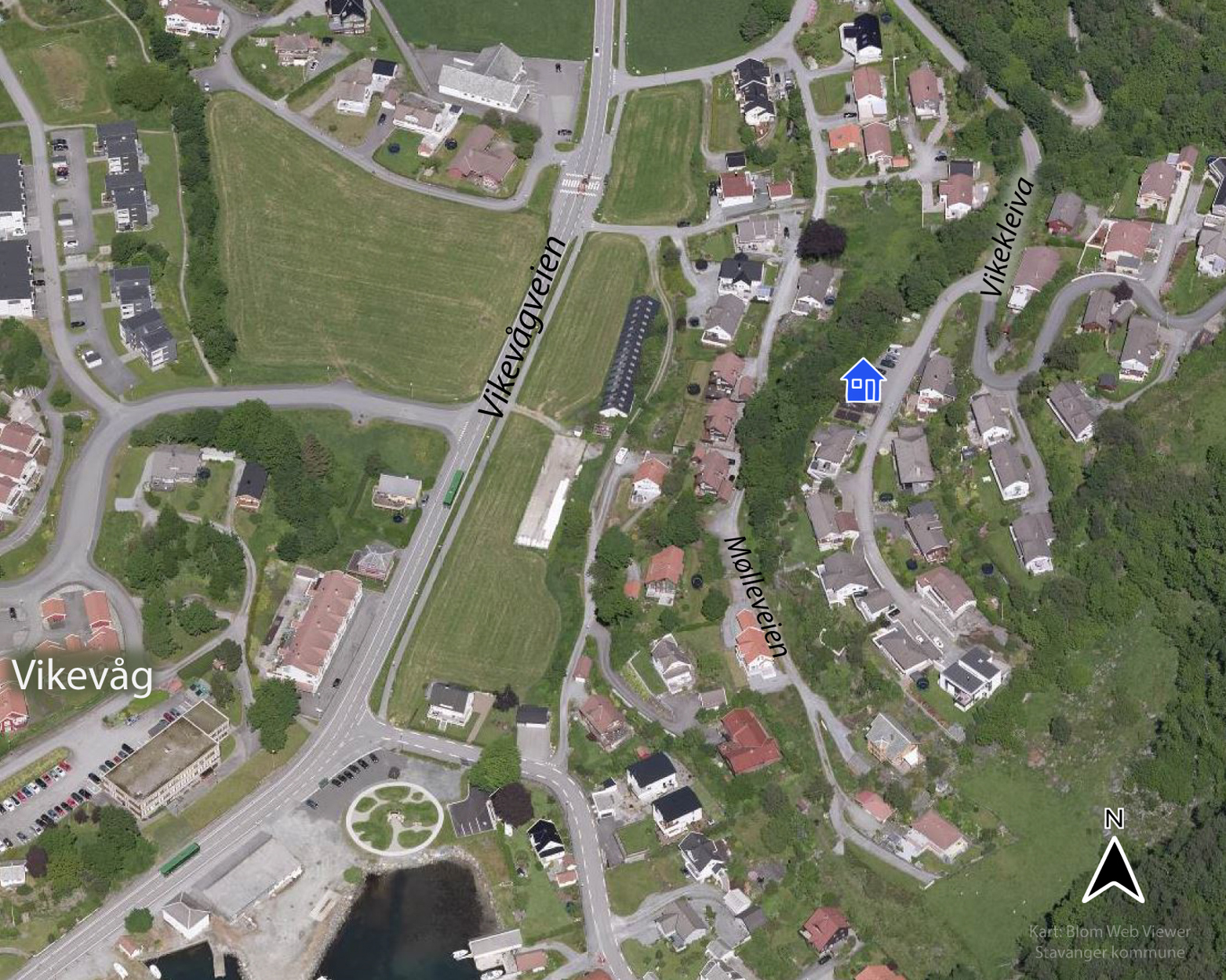 Kart som viser tomtens plassering i nærmiljøet, med et et lite blått hus-symbol.