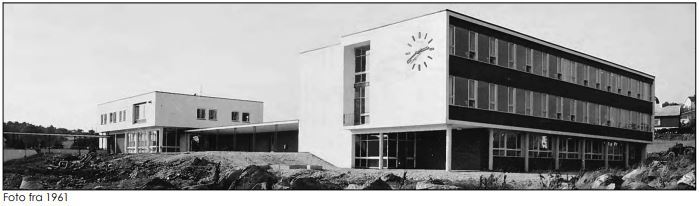 Gammelt bilde av skolen, i svart hvitt