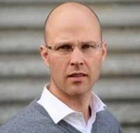 Ansiktet til mann med briller