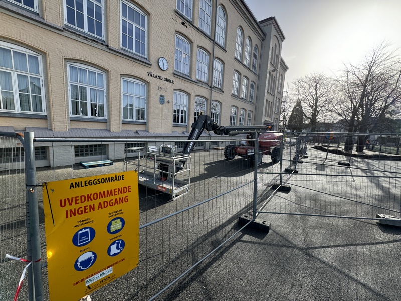 Våland skole med byggegjerde