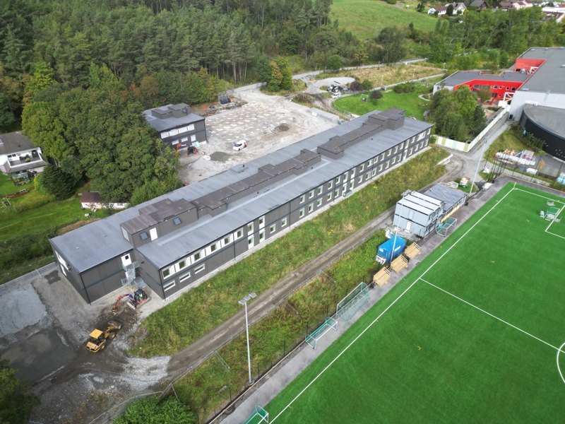 Flyfoto av Vaulen modulskole september 2026, skolen er under bygging.