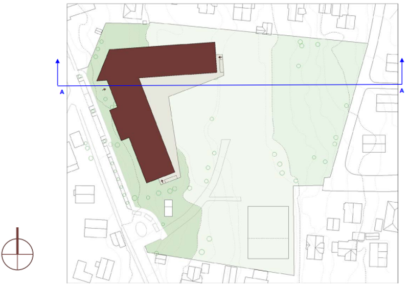 Situasjonsplan som viser nytt skolebygg i det nørdøstre hjørnet av den skrånende tomten. Neerst til høyre på tomten er det tegnet inn ballbane.