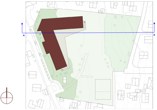 Situasjonsplan som viser nytt skolebygg i det nørdøstre hjørnet av den skrånende tomten. Neerst til høyre på tomten er det tegnet inn ballbane.