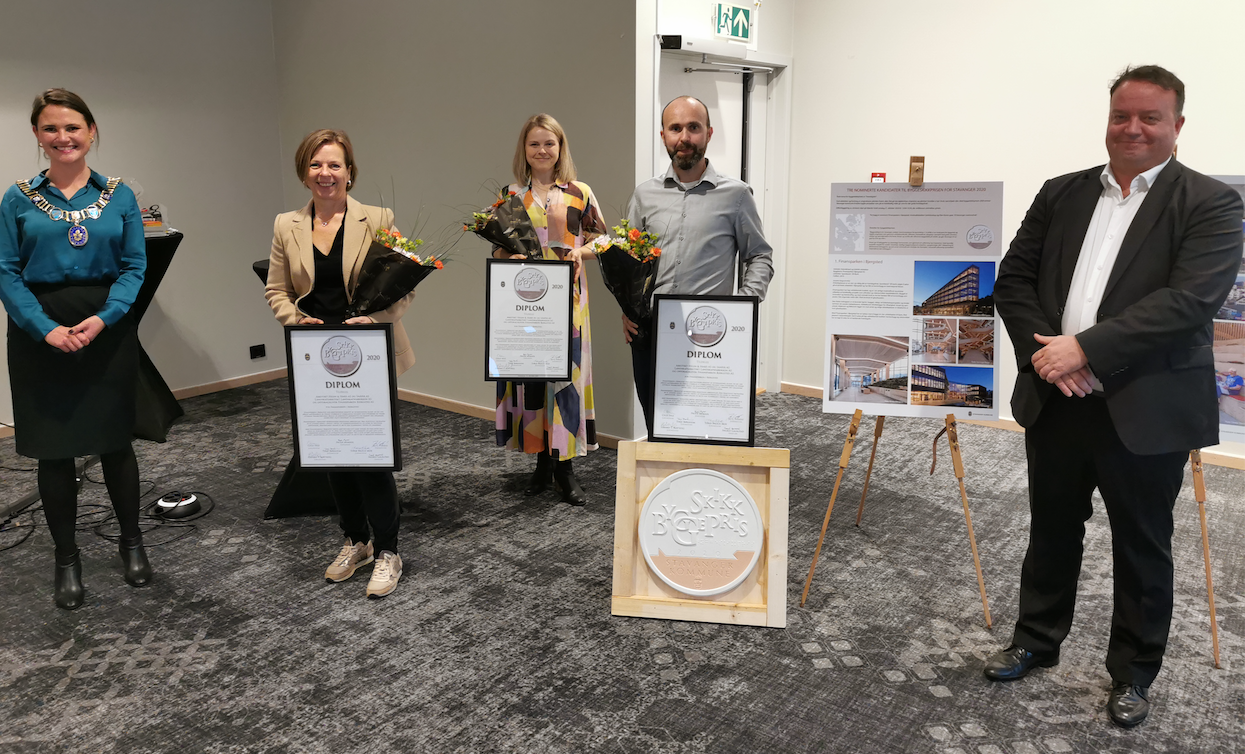 Ordfører Kari Nessa Nordtun delte ut prisen til byggherre og arkitekter på Hotell Atlantic 21. oktober 2020. Til høyre juryleder Frode Myrhol.