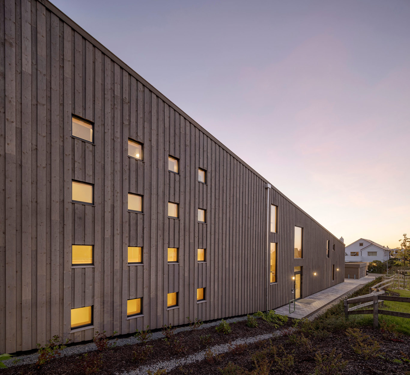Solborg terrasse. Fasadene i superwood av gran vil gråne fint og ha en lang levetid. Foto: Sindre Ellingsen