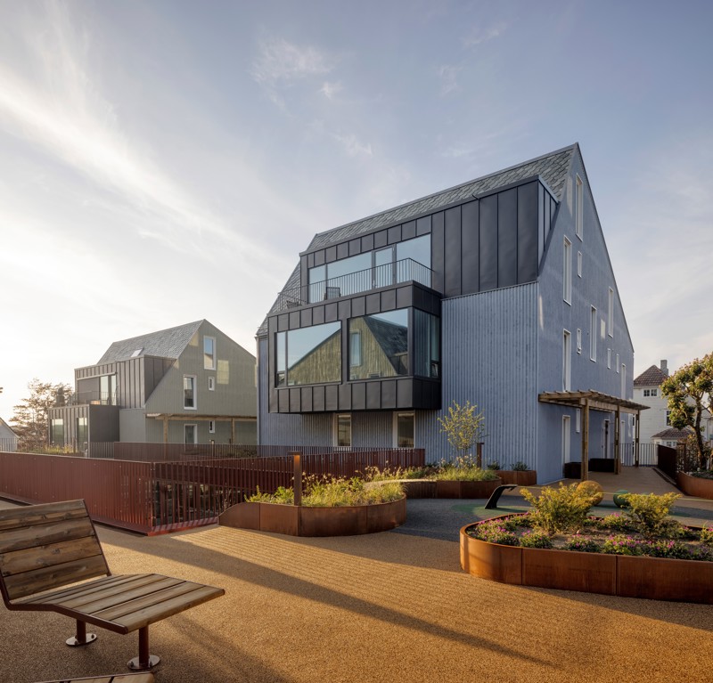 I takhagen er felles drivhus flittig i bruk, og ellers er det lagt til rette med varierte sittemuligheter, trim og flott beplantning. 