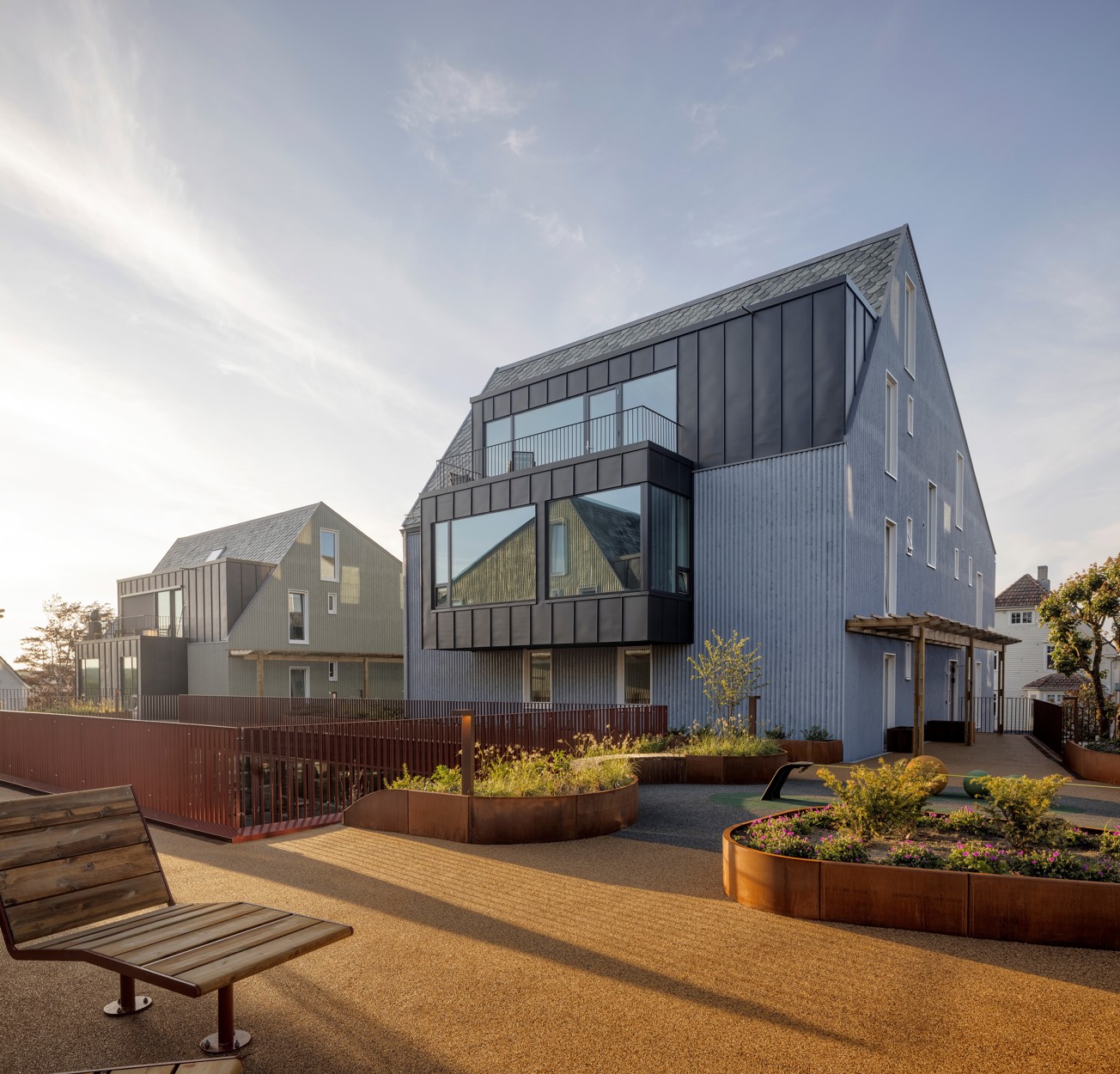 I takhagen er felles drivhus flittig i bruk, og ellers er det lagt til rette med varierte sittemuligheter, trim og flott beplantning.