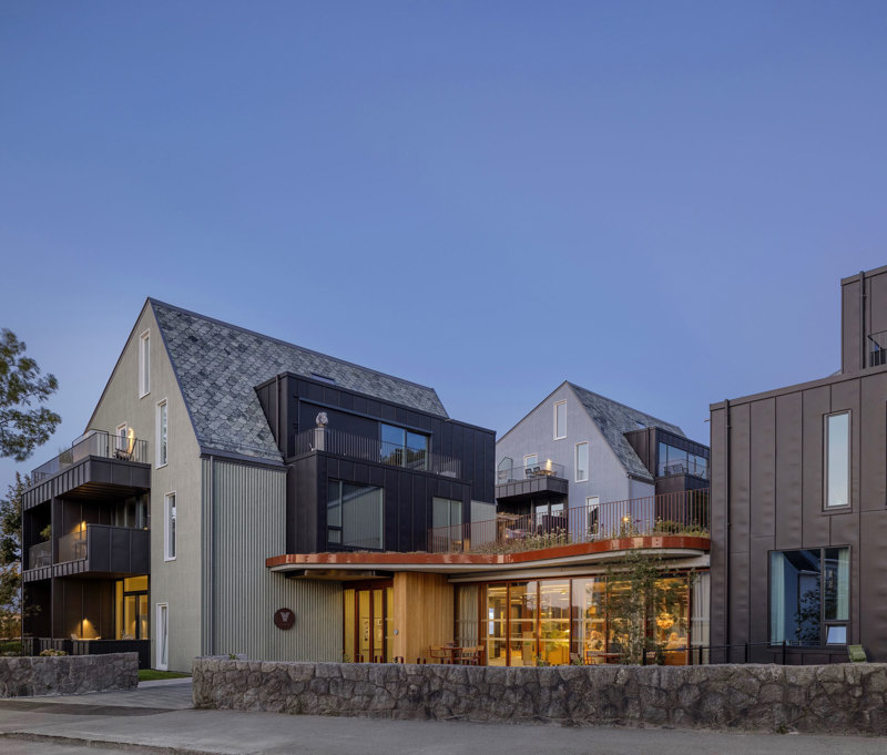 Vålandstun har spesiallaget trekledning og gjenbruksskifer på taket. Foto: Sindre Ellingsen