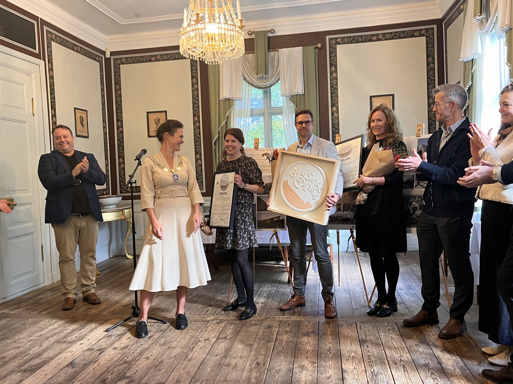 Ordfører Kari Nessa Nordtun delte ut prisen til Roy Klungtvedt fra Ineo Eiendom, og arkitektene Vigdis Åsnes og Hilde Haga fra Haga & Grov. Juryformann Frode Myrhol helt til venstre.