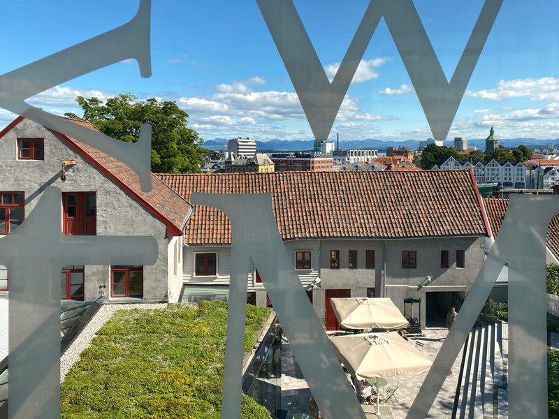 Bokstavene i glassfasaden er inspirert av trykkerienes settekasser.