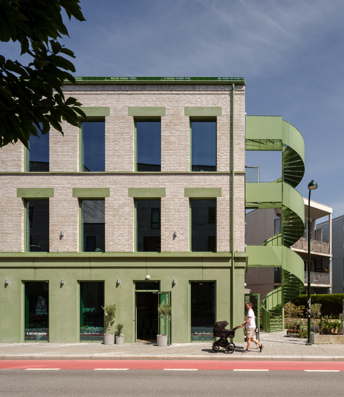 Fasade med den grønne "korketrekkeren" av en rømningstrapp. Foto: Kyrre Sundal.
