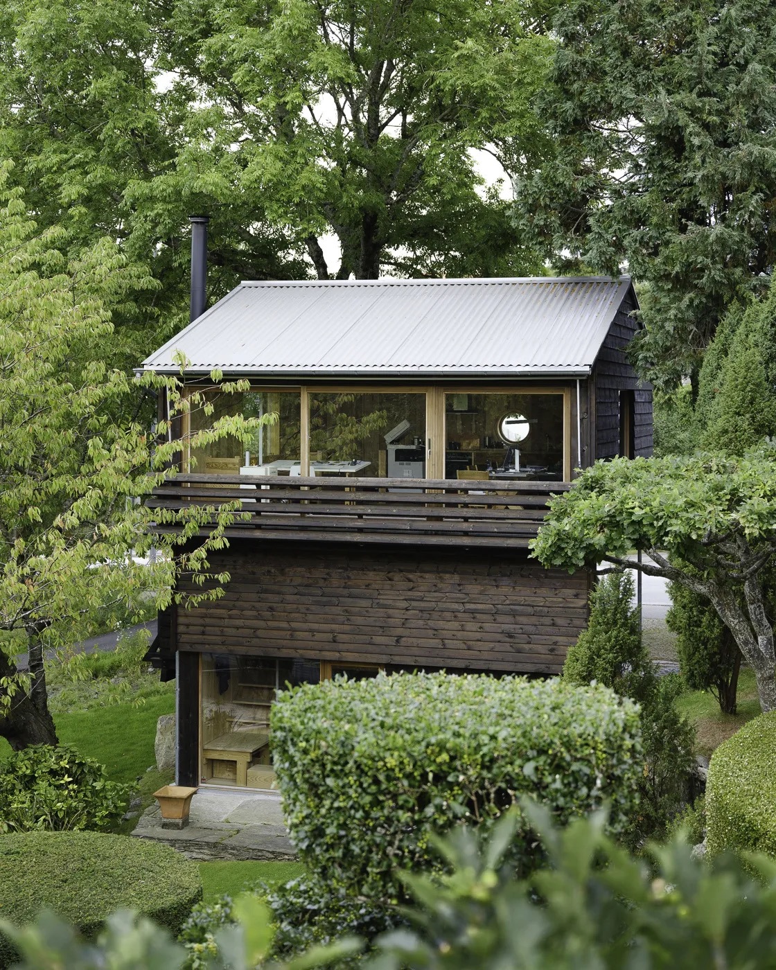 Arkitektstudioet sett fra hagesiden.