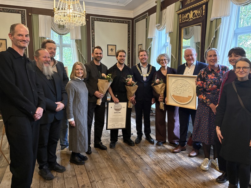 12 mennesker på rekke og rad. 