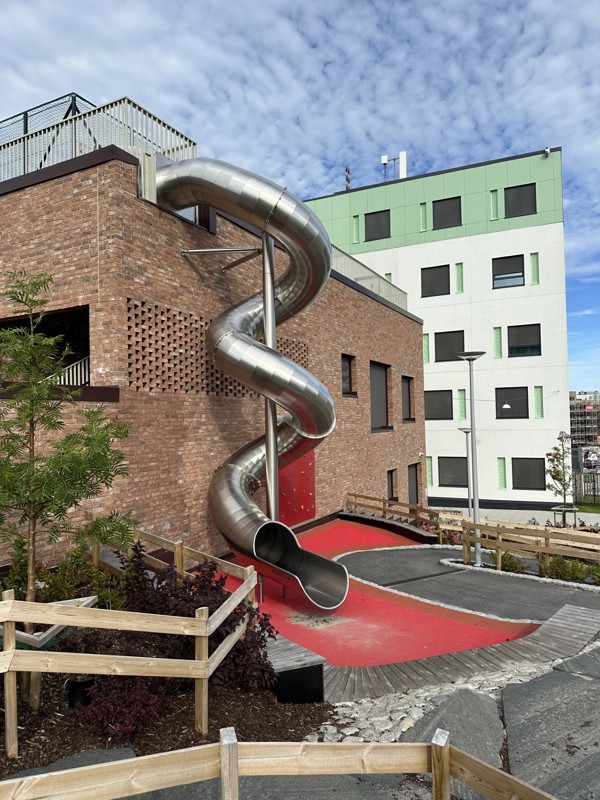 Rutsjebane fra taket av skolen. 