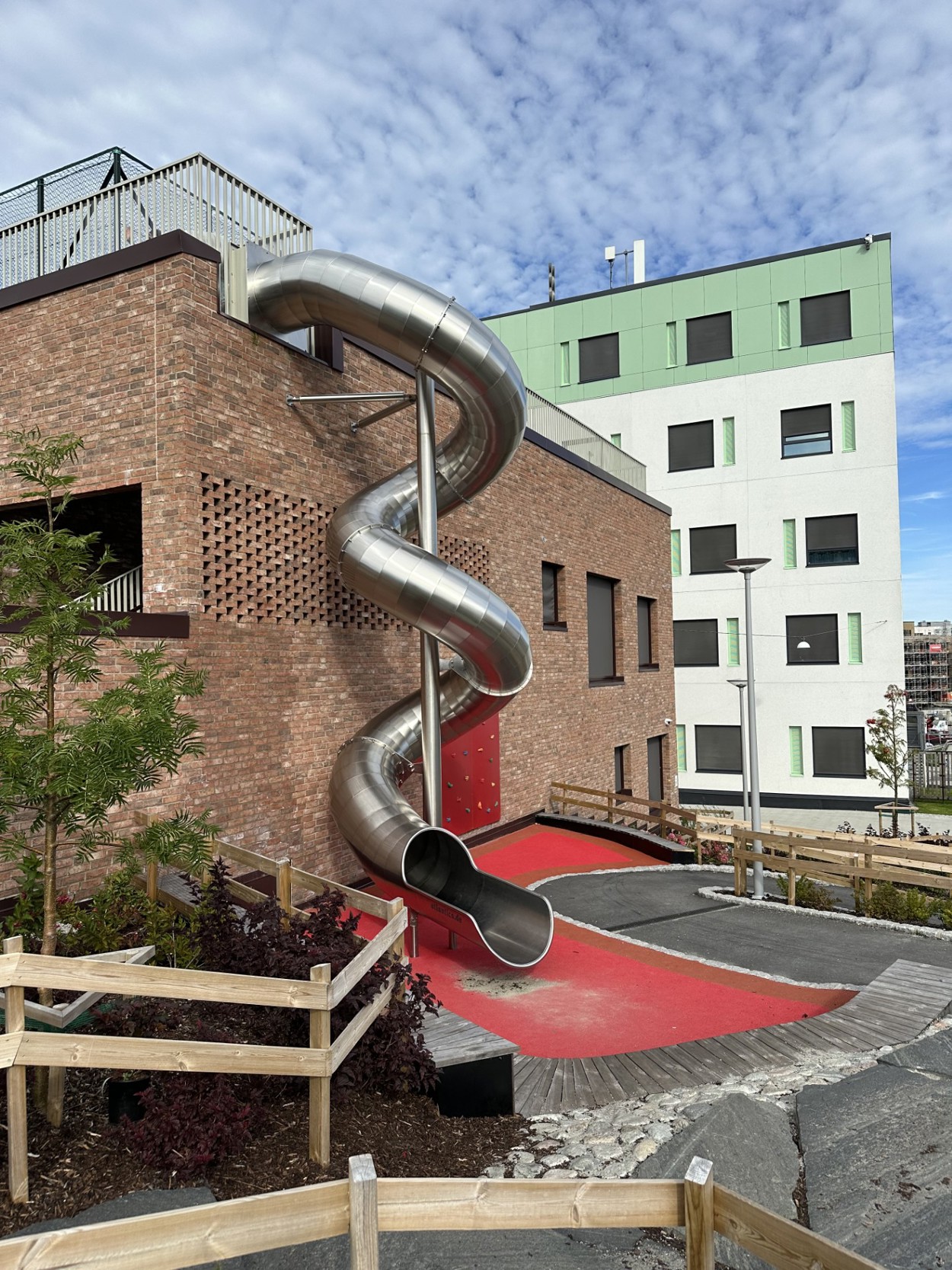 Rutsjebane fra taket av skolen.