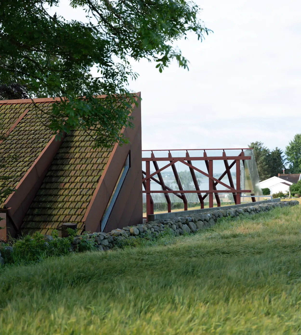 Huset og pergola/gapahuk. Takvinkelen i tilbygget har samme finkel som taket på pergolaen.