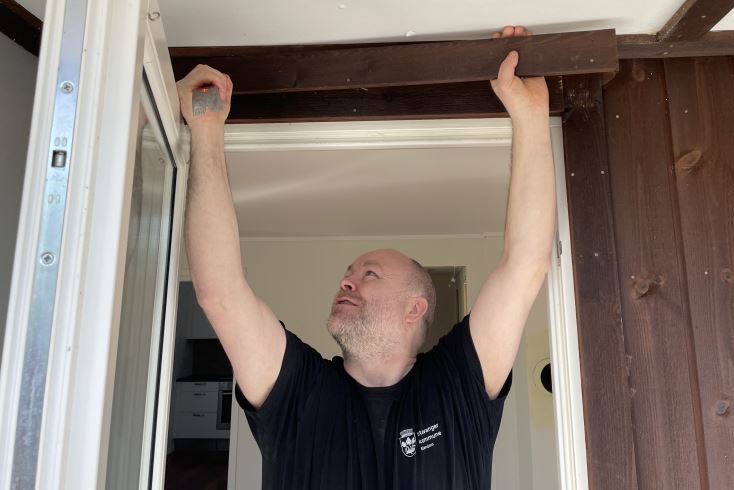 Kjetil Kaltveit reparerer ei list over en altandør