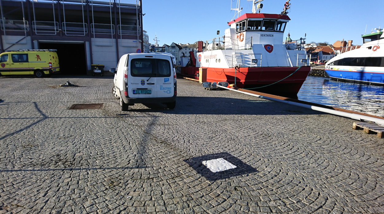 Signalmerke (hvit firkant med svart ramme) på kai i Stavanger