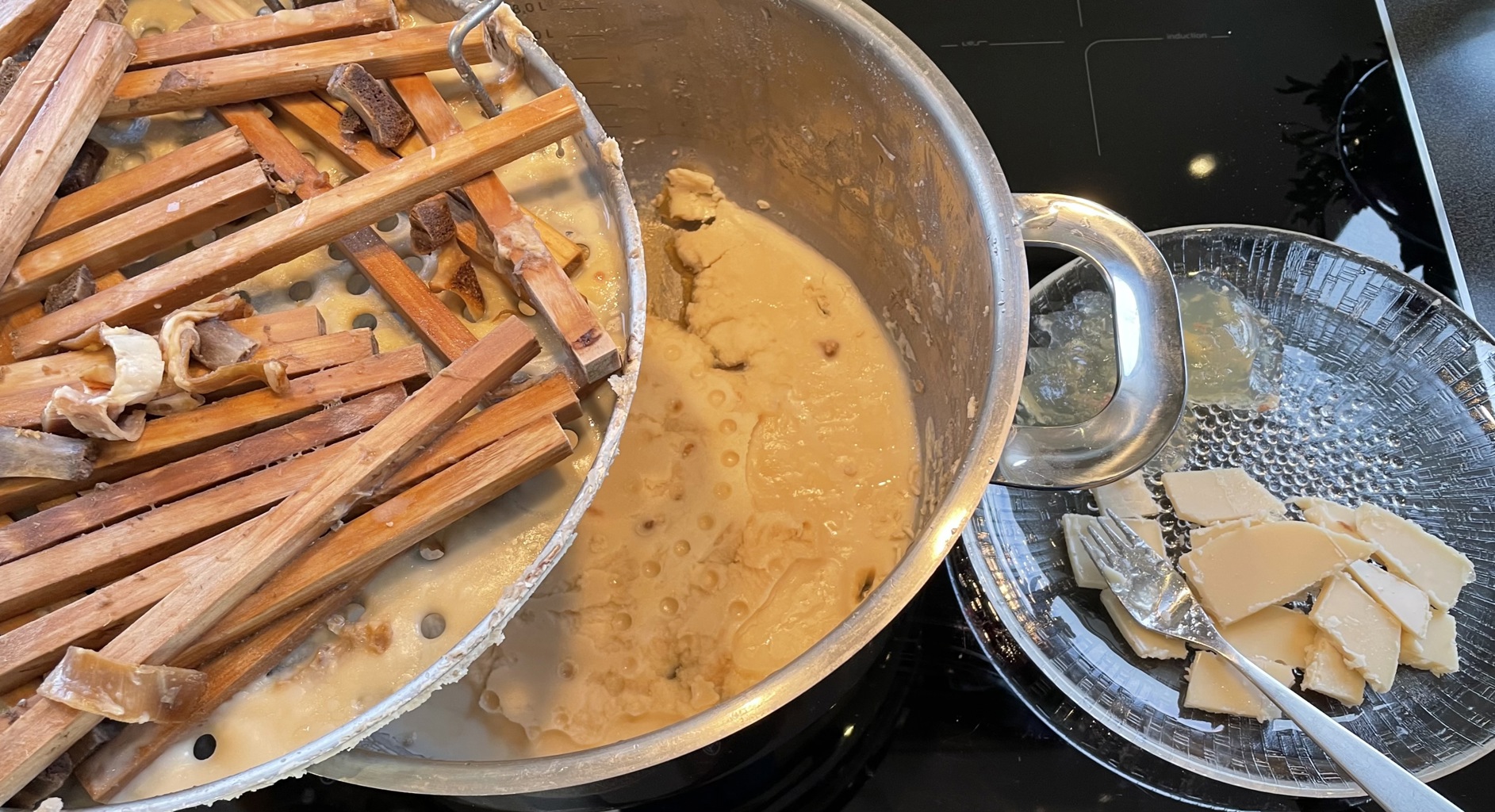fett i gryte, på pinner og påp fat etter pinnekjøtt-koking