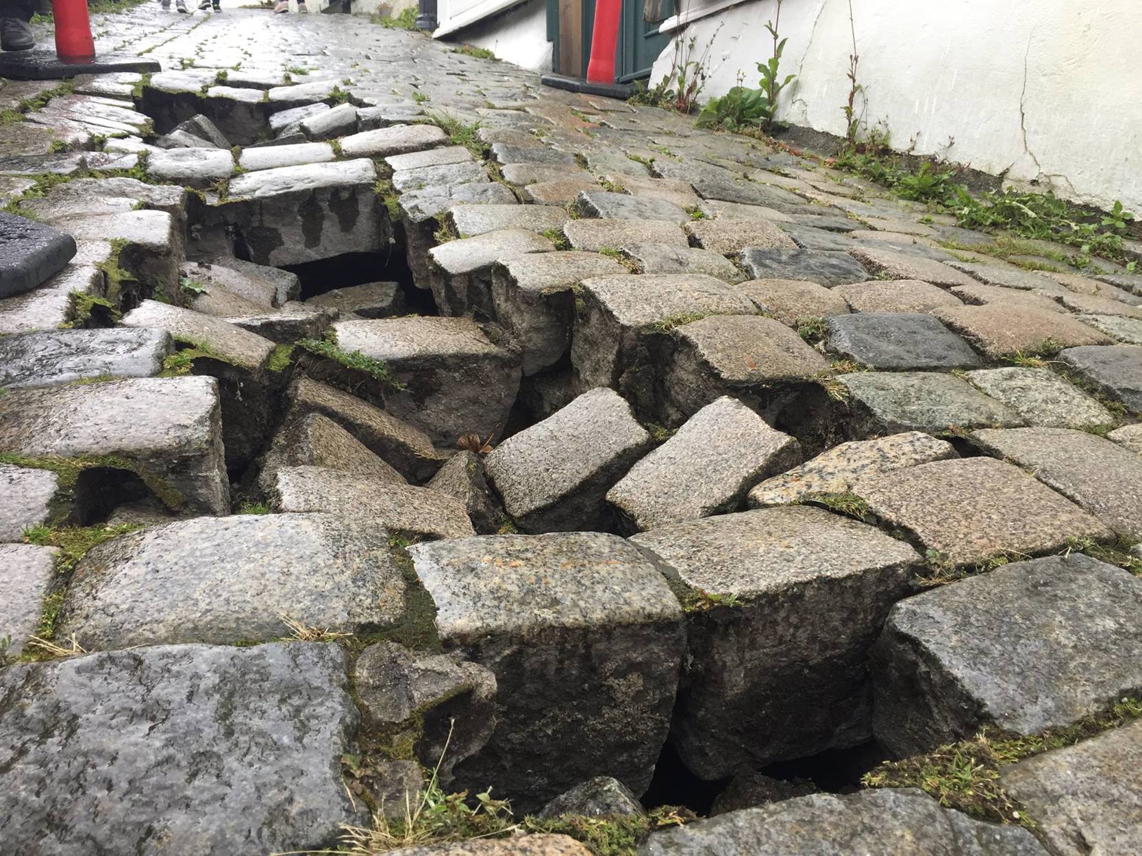 brostein er blitt revet opp av vannskader