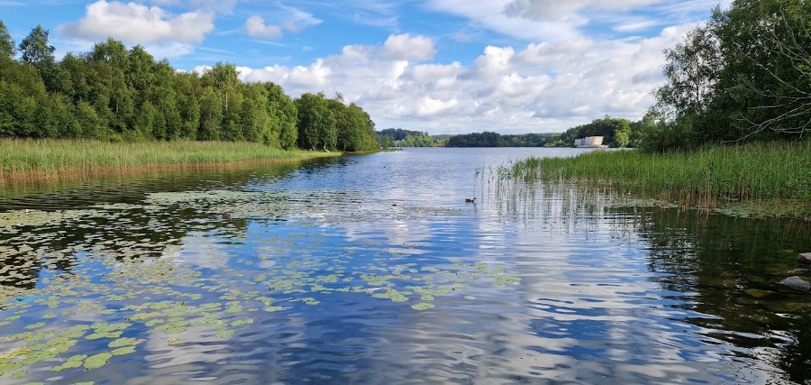 Bilde av Stokkavatnet med inntak for drikkevann i bakgrunnen