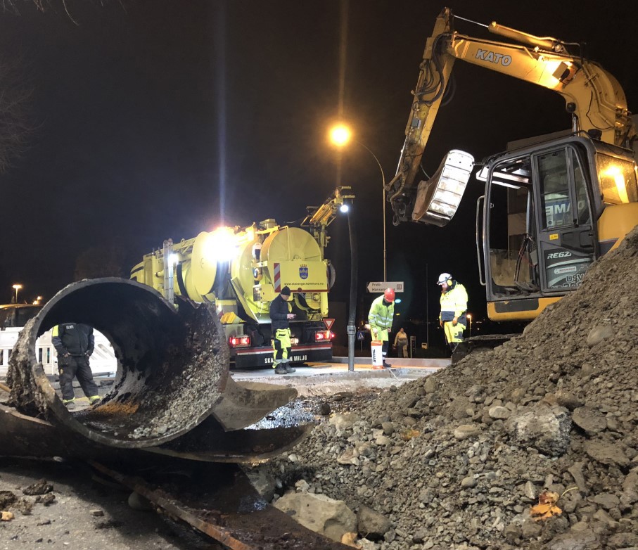 gravemaskin med ødelagt vannledning om nattet