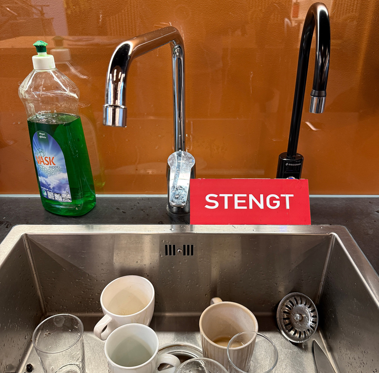 oppvaskkum merket med stengt-skilt