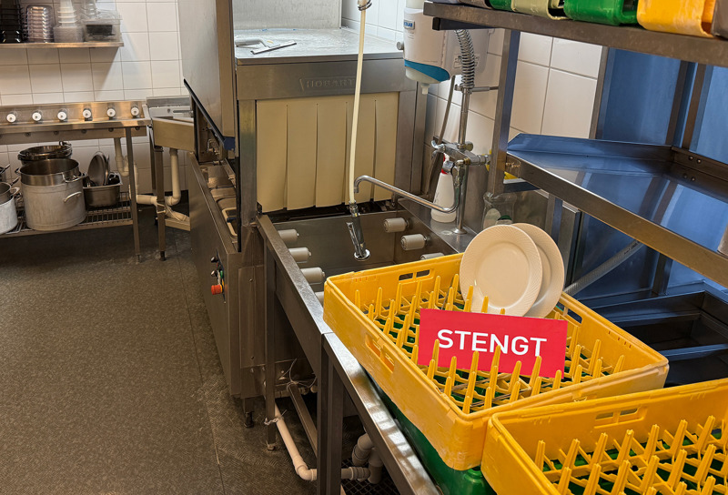 oppvaskmaskin merket med stengt-skilt