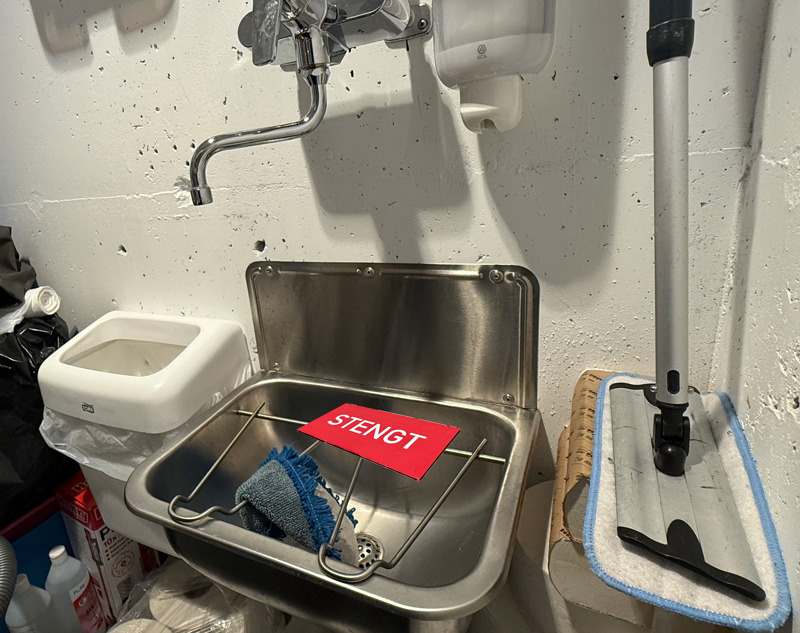 utslagsvask merket med stengt-skilt