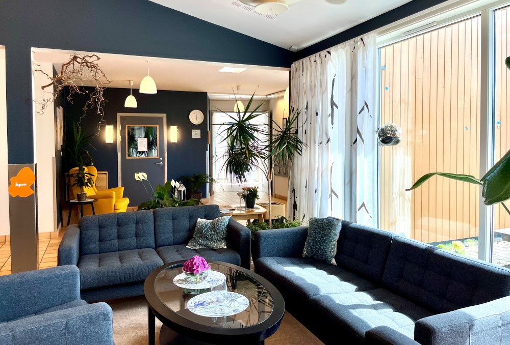 Bildet viser en koselig sofagruppe i cafeen på sykehjemmet.