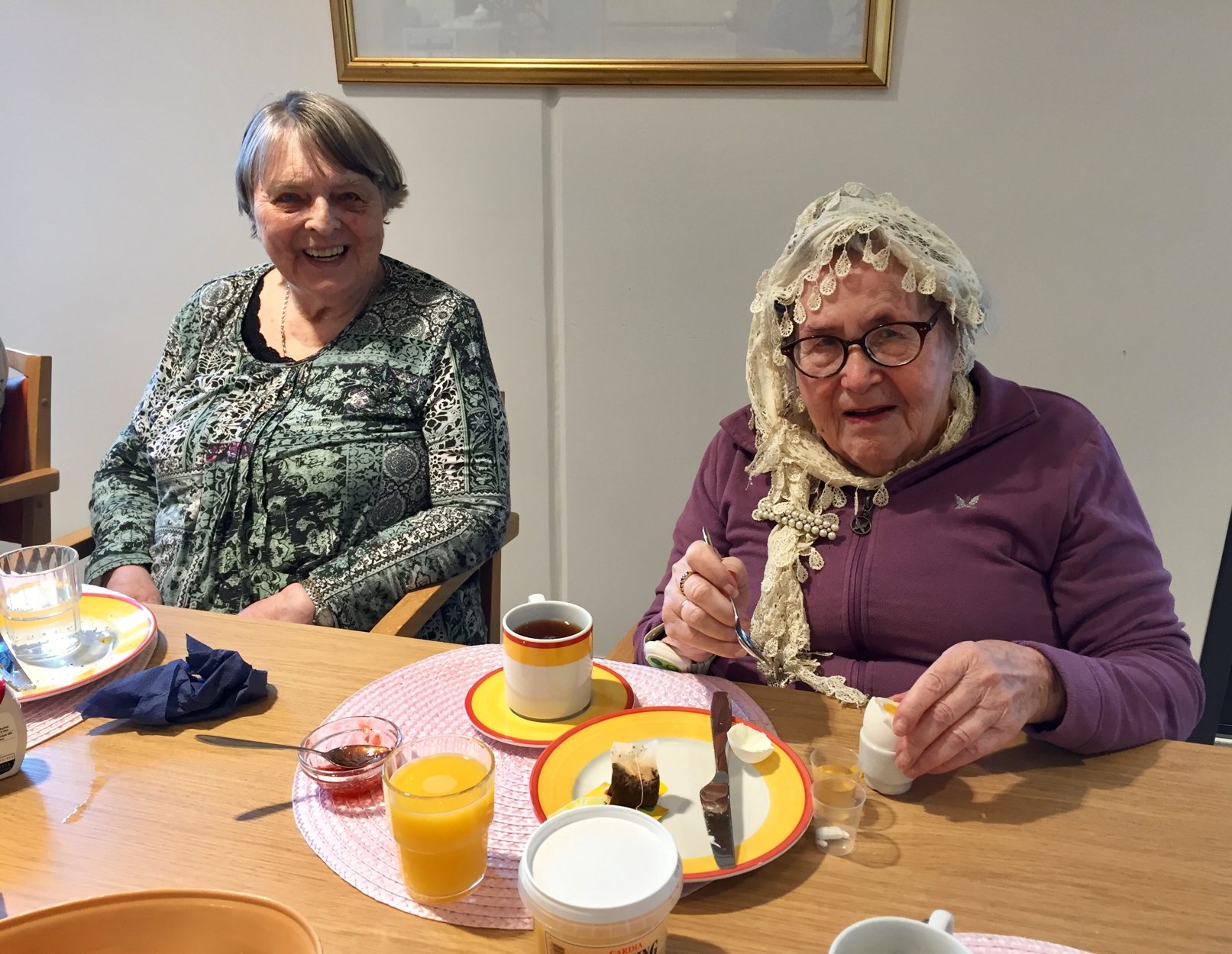 Borgny Koltveit og Ingeborg Egeland har en hyggestund ved frokostbordet.