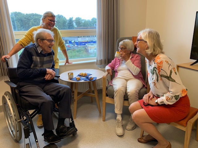 Roald Topdahl. Marit Voll, Klara Marie Topdahl, Bjørg Tysdal Moe Roald Topdahl, Marit Voll, Klara Marie Topdahl, Bjørg Tysdal Moe ser på Roalds nye rom på Lervig sykehjem