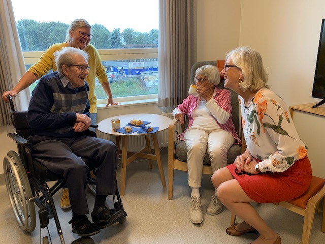 Roald Topdahl, Marit Voll, Klara Marie Topdahl, Bjørg Tysdal Moe ser på Roalds nye rom på Lervig sykehjem