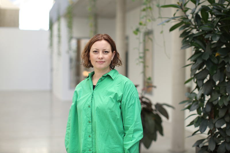 Marie Therese Zerle Thesen har halvlangt mørkt hår og en vid grønn bluse,