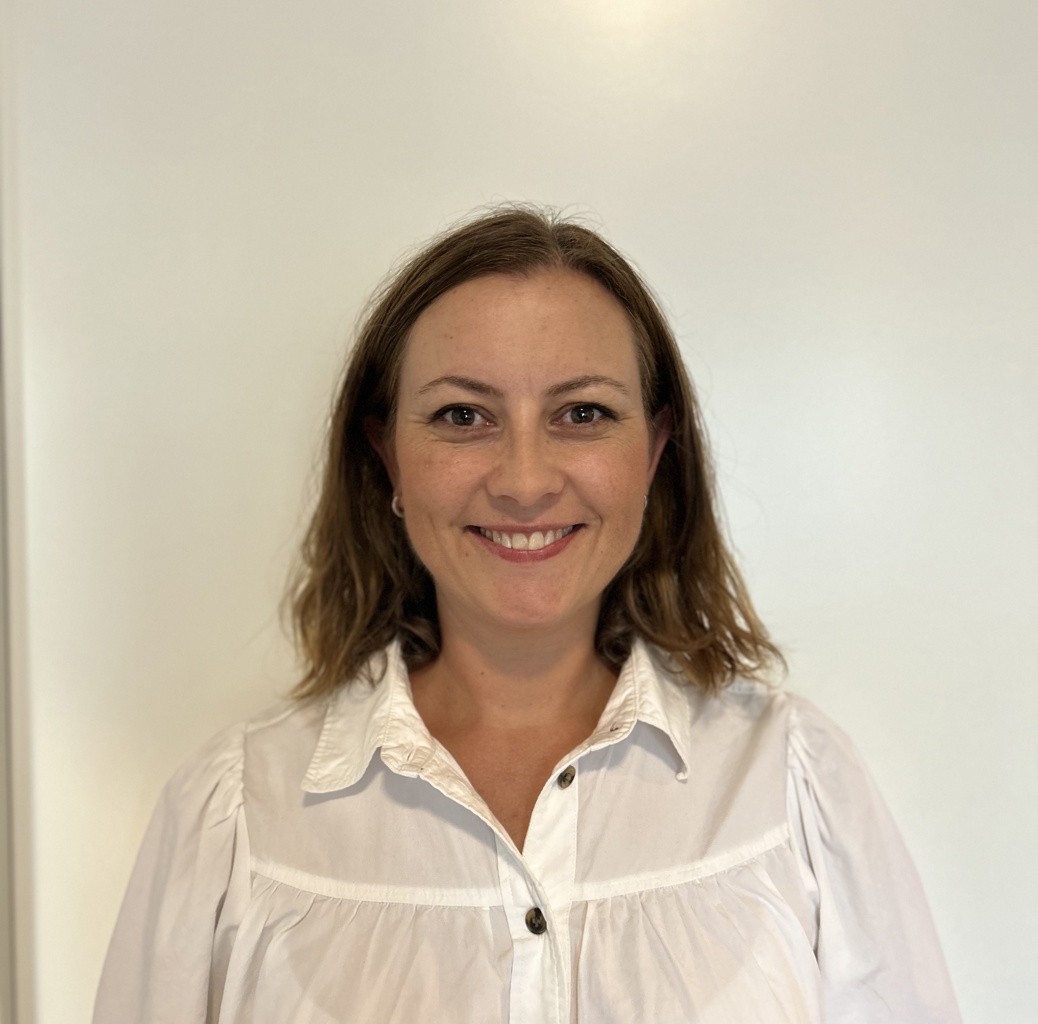 NY BARNEVERNSJEF: Marie Therese Zerle Thesen (42) er ansatt som ny barnevernleder i Stavanger kommune. Ansiktsbilde av Marie Therese. Hun har brune øyne, et stort smil, hvit skjorte og langt, brunt hår med midtskill.