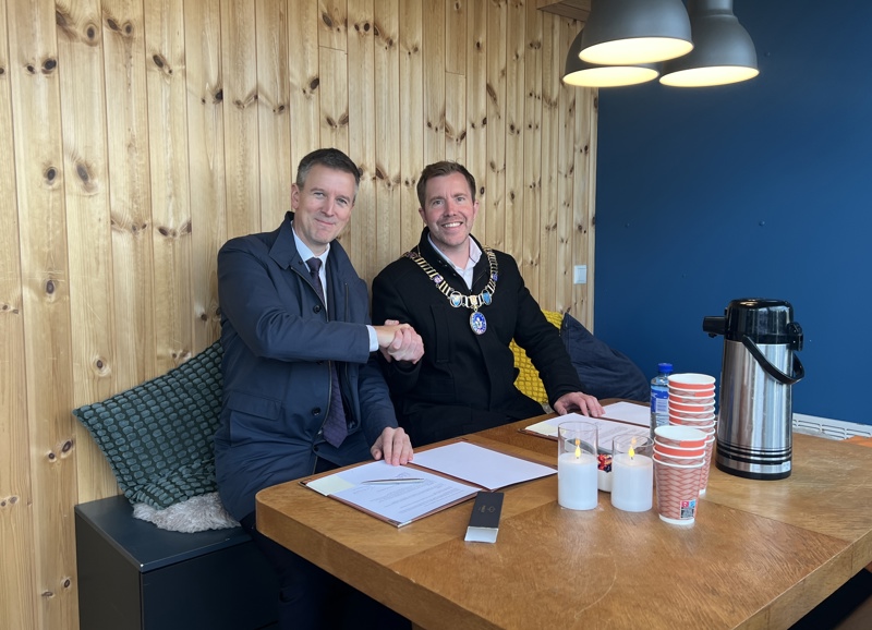 Kommunal- og distriktsminister Erling Sande og ordfører Tormod Losnedal signerte avtalen om områdesatsing på Hillevåg torg. 