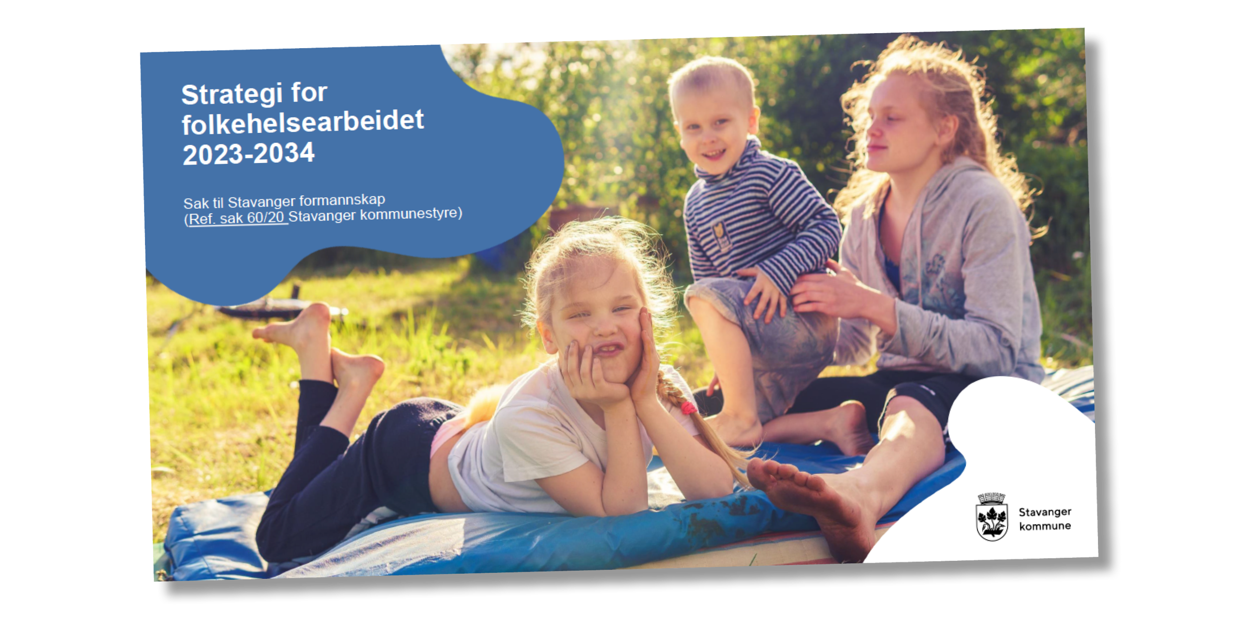 Forsiden av folkehelsestrategien, tre barm på et teppe på en mark en fin sommerdag.