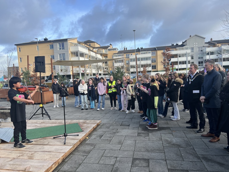 7.-klassingen Vanndar fra Kvaleberg skole spilte fiolin under markeringen på Hillevåg torg 30. oktober 2024.