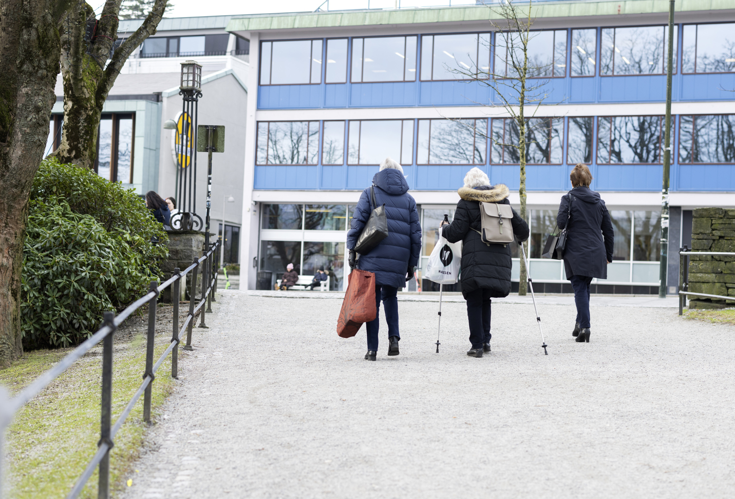LEVE ET GODT LIV LENGER: Personer med demens kan leve et godt liv lenger hvis de blir møtt på en demensvennlig måte i samfunnet. Tre eldre damer går i bredden. Fotografert bakfra.