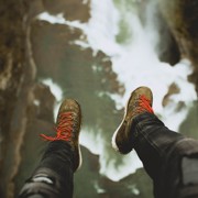 Illustrasjonsbilde: sittende på kanten av et stup