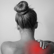 Bilde av kvinne med vondt i skulder